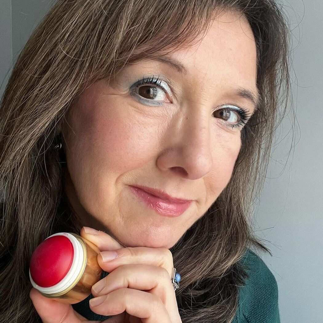 50-latko, pędź do drogerii. Ten kosmetyk odejmie ci 10 lat, a kosztuje śmiesznie mało